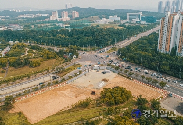 신안산선의 종점역인 한양대역(가칭)의 외부 연결 출입구 위치가 안산호수공원 인근으로 계획되면서 주이용자로 예상되는 한양대 학생과 인근 아파트 주민의 불만을 사고 있다. 사진은 기초 공사가 진행 중인 한양대역의 출입구 예정부지와 한양대 에리카 캠퍼스. 조주현 기자