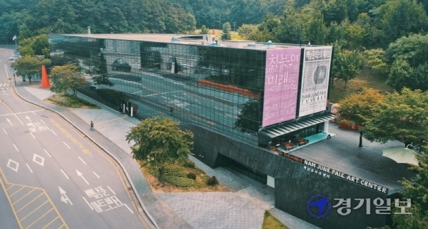 2008년 용인시 기흥구 백남준로에 건립된 ‘백남준 아트센터’는 2006년 작고한 백남준의 비디오아트를 직접 보고 느낄 수 있는 곳이다. 현재는 코로나19확산을 방지하기위해 5월 29일부터 별도 안내일까지 임시휴관을 하고 있다. ‘백남준 아트센터의 전경.