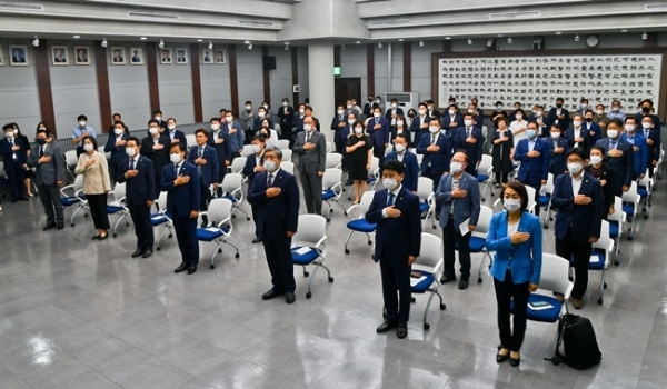 제10대 경기도의회 전ㆍ후반기 의장단 이ㆍ취임식이 열린 10일 오전 경기도의회 대회의실에서  전ㆍ후반기 의장단과 도의원들이 국민의례를 하고 있다.  윤원규기자