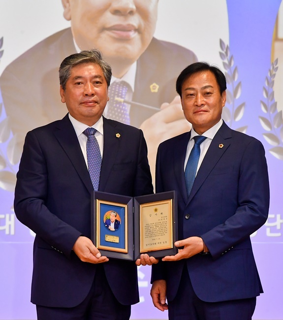제10대 경기도의회 전ㆍ후반기 의장단 이ㆍ취임식이 열린 10일 오전 경기도의회 대회의실에서 장현국 후반기 의장이 송한준 전반기 의장에게 감사패를 수여하고 있다. 윤원규기자