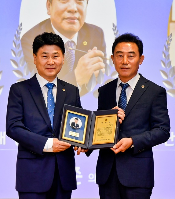 제10대 경기도의회 전ㆍ후반기 의장단 이ㆍ취임식이 열린 10일 오전 경기도의회 대회의실에서 진용복 후반기 부의장이 김원기 전반기 부의장에게 감사패를 수여하고 있다. 윤원규기자