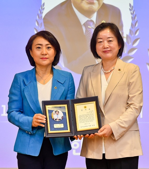 제10대 경기도의회 전ㆍ후반기 의장단 이ㆍ취임식이 열린 10일 오전 경기도의회 대회의실에서 문경희 후반기 부의장이 안혜영 전반기 부의장에게 감사패를 수여하고 있다. 윤원규기자