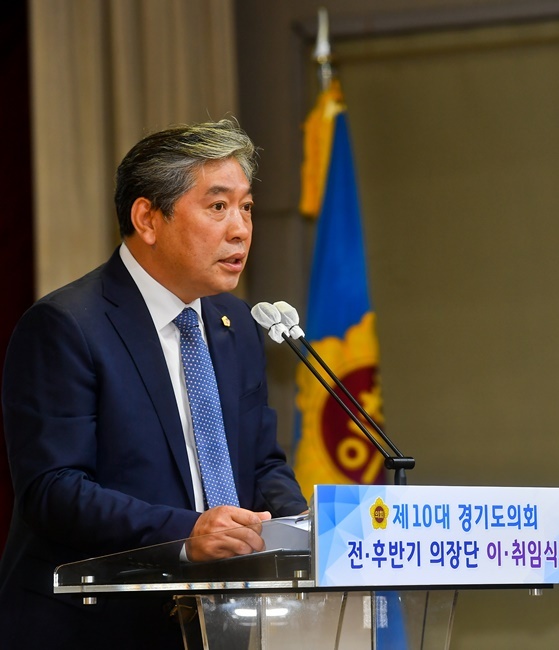 제10대 경기도의회 전ㆍ후반기 의장단 이ㆍ취임식이 열린 10일 오전 경기도의회 대회의실에서 송한준 전반기 의장이 이임사를 하고 있다. 윤원규기자