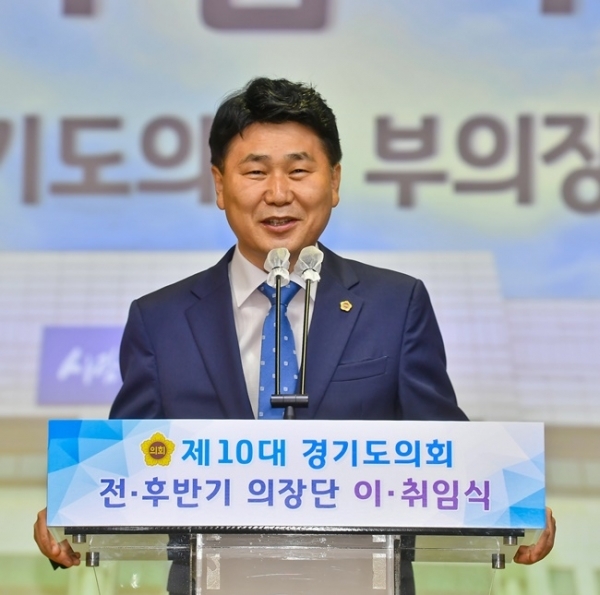 제10대 경기도의회 전ㆍ후반기 의장단 이ㆍ취임식이 열린 10일 오전 경기도의회 대회의실에서 김원기 전반기 부의장이 이임사를 하고 있다. 윤원규기자