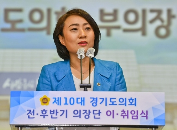 제10대 경기도의회 전ㆍ후반기 의장단 이ㆍ취임식이 열린 10일 오전 경기도의회 대회의실에서 안혜영 전반기 부의장이 이임사를 하고 있다. 윤원규기자