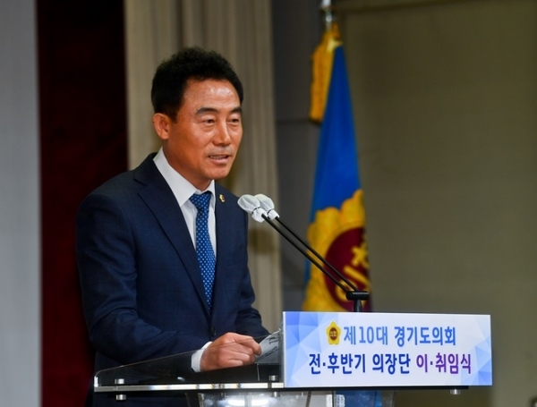 제10대 경기도의회 전ㆍ후반기 의장단 이ㆍ취임식이 열린 10일 오전 경기도의회 대회의실에서 진용복 후반기 부의장이 취임사를 하고 있다. 윤원규기자
