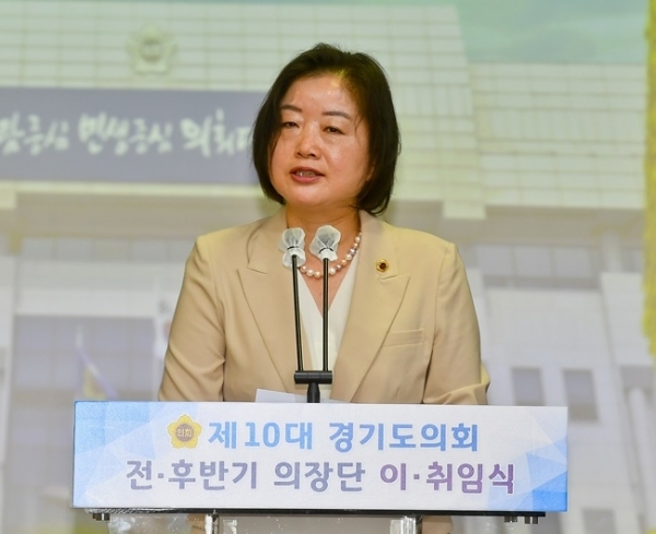 제10대 경기도의회 전ㆍ후반기 의장단 이ㆍ취임식이 열린 10일 오전 경기도의회 대회의실에서 문경희 후반기 부의장이 취임사를 하고 있다. 윤원규기자
