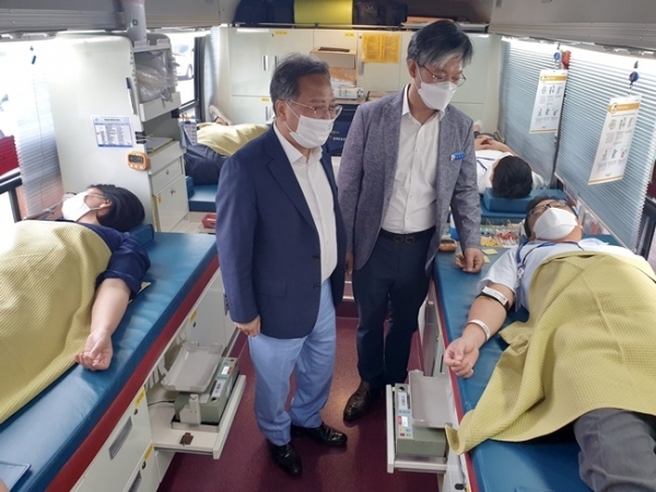 경기도수원월드컵경기장관리재단 직원과 입주기관 직원들이 코로나19 극복을 위한 헌혈을 하고 있다. 경기도수원월드컵경기장관리재단