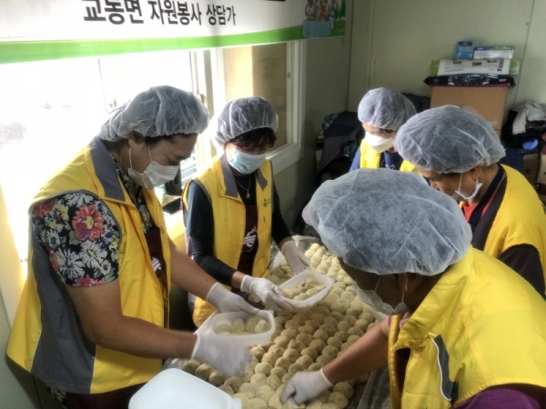 ▲교동면 자원봉사상담가봉사단이 사랑의 밑반찬을 만들고 있다.