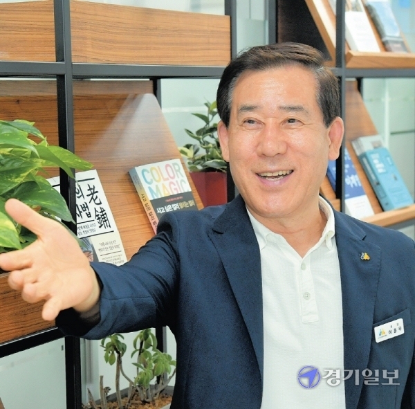 ▲ 이홍우 신임 경기도시장상권진흥원장이 수원 컨벤션센터 내 경상원에서 취임 소감과 향후 사업계획 등을 설명하고 있다