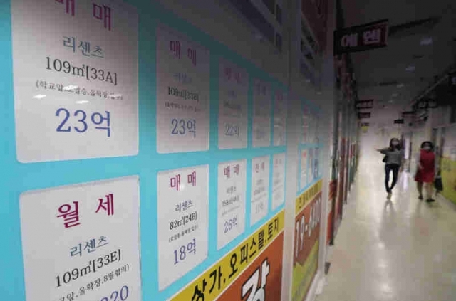 ▲ ‘7·10 대책’에 대해 전문가들은 법인 등 다주택자에 대한 세금을 크게 올려 투기수요를 원천 차단하려는 고강도 대책이라고 평가했다. 부동산 관련 세금 인상은 예고됐던 것이지만, 종합부동산세양도소득세취득세를 모두 한꺼번에 큰 폭으로 올려 시장에 미치는 파급력이 상당할 것으로 전망된다. 사진은 한 아파트 단지 상가의 부동산 중개업소.  연합뉴스