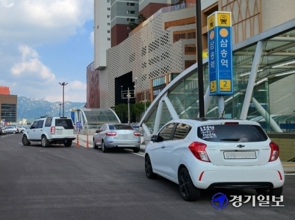 ▲고양시 삼송역 환승주차장 내 주차금지구역에 차량들이 불법으로 주차하고 있다. 이 때문에 삼송역 환승주차장이 주차난으로 몸살을 앓고 있다. 김민서기자
