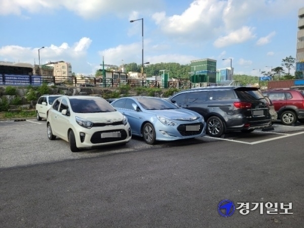 ▲고양시 삼송역 환승주차장 내 주차금지구역에 차량들이 불법으로 주차하고 있다. 이 때문에 삼송역 환승주차장이 주차난으로 몸살을 앓고 있다. 김민서기자