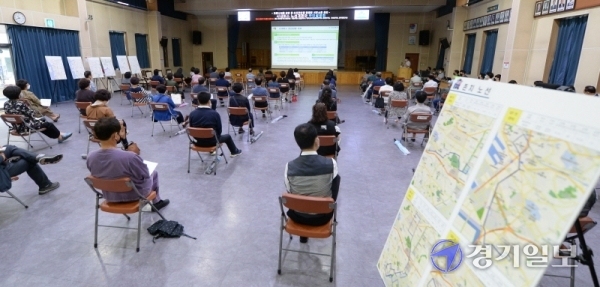 인천시의 올해 말 시내버스 노선개편을 앞두고 코로나 확산 방지를 위한 온·오프라인 시민 설명회가 시작된 13일  오전 남구청 대회의실에서 거리두기 착석을 한 시민이 개편내용을 경청하고 있다. 장용준기자