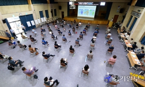 인천시의 올해 말 시내버스 노선개편을 앞두고 코로나 확산 방지를 위한 온·오프라인 시민 설명회가 시작된 13일  오전 남구청 대회의실에서 거리두기 착석을 한 시민이 개편내용을 경청하고 있다. 장용준기자