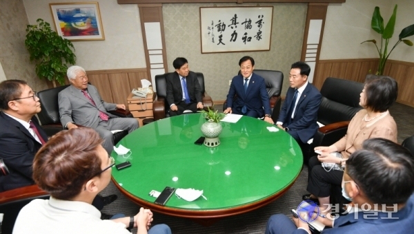 14일 오전 수원 경기일보사를 방문한 경기도의회 장현국 의장, 진용복ㆍ문경희 부의장 등이 본보 신항철 대표이사 회장, 이순국 사장 등과 환담을 나누고 있다.  김시범기자