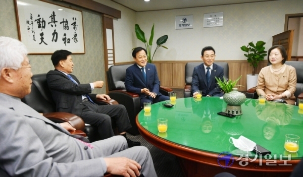 14일 오전 수원 경기일보사를 방문한 경기도의회 장현국 의장, 진용복ㆍ문경희 부의장 등이 본보 신항철 대표이사 회장, 이순국 사장 등과 환담을 나누고 있다.  김시범기자