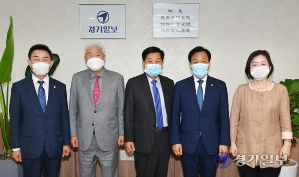 14일 오전 수원 경기일보사를 방문한 경기도의회 의장단이 본보 임원들과 환담을 나눈 뒤 기념촬영을 하고 있다.  (왼쪽부터) 도의회 진용복 부의장, 본보 이순국 사장, 신항철 대표이사 회장, 도의회 장현국 의장, 문경희 부의장.  김시범기자