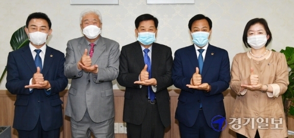 14일 오전 수원 경기일보사를 방문한 경기도의회 의장단이 본보 임원들과 환담을 나눈 뒤 '덕분에 챌린지'에 동참하고 있다. (왼쪽부터) 도의회 진용복 부의장, 본보 이순국 사장, 신항철 대표이사 회장, 도의회 장현국 의장, 문경희 부의장. 김시범기자