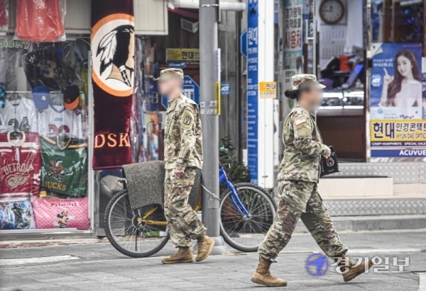 14일 오전 평택 캠프 험프리스 앞 로데오거리에서 주한미군들이 마스크도 쓰지 않은 채 거리를 활보하고 있다. 최근 미 본토에서 입국한 미군 장병 중 11명이 코로나19 양성 판정을 받은 가운데 지역사회와 주한미군 상호간의 전파를 막기위해 미군 외출시 마스크 착용 및 거리두기를 의무화 해야 한다는 지적이 일고 있다. 조주현기자