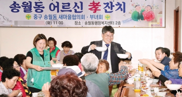 홍인성 중구청장이 지난 2019년 5월 송월동 행정복지센터 2층에서 열린 ‘송월동 어르신 효잔치’에서 어르신들에게 직접 음식을 나눠주고 있다. 중구 제공