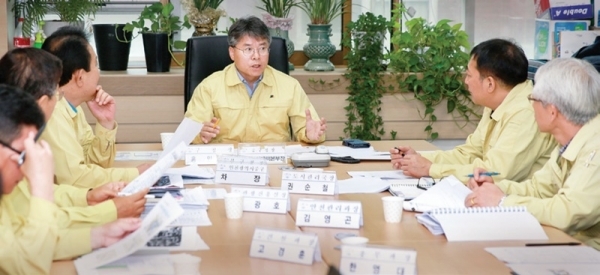홍인성 중구청장이 간부들과 코로나19 대비 비상대책회의를 하고 있다. 중구 제공