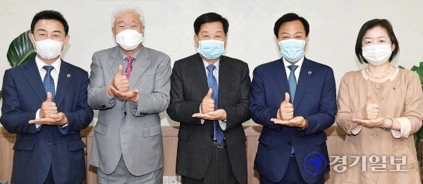 14일 오전 수원 경기일보사를 방문한 경기도의회 의장단이 본보 임원들과 환담을 나눈 뒤 ‘덕분에 챌린지’에 동참하고 있다. (왼쪽부터) 도의회 진용복 부의장, 본보 이순국 사장, 신항철 대표이사 회장, 도의회 장현국 의장, 문경희 부의장. 김시범기자