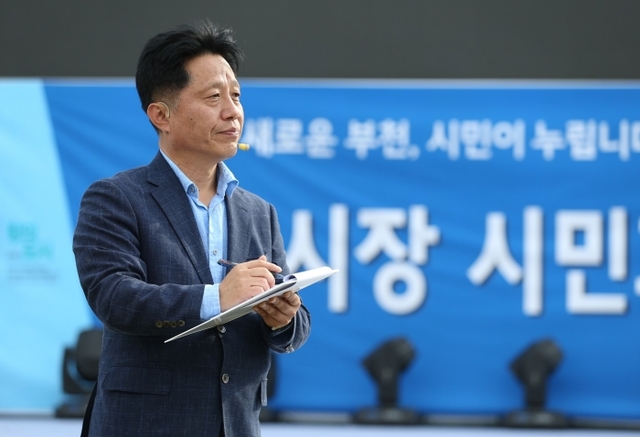 ▲ 시민과의 대화를 통해 의견을 경청하고 있는 장덕천 부천시장<br>
