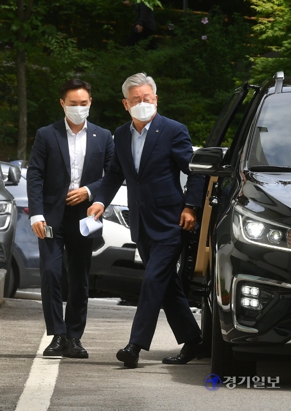 이재명 경기도지사의 지사직 유지가 결정되는 대법원 판결을 하루앞둔 15일 오후 이 지사가 외부일정을 마치고 경기도청으로 들어가고 있다. 윤원규기자