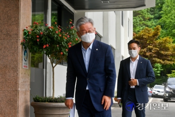 이재명 경기도지사의 지사직 유지가 결정되는 대법원 판결을 하루앞둔 15일 오후 이 지사가 외부일정을 마치고 경기도청으로 들어가고 있다. 윤원규기자
