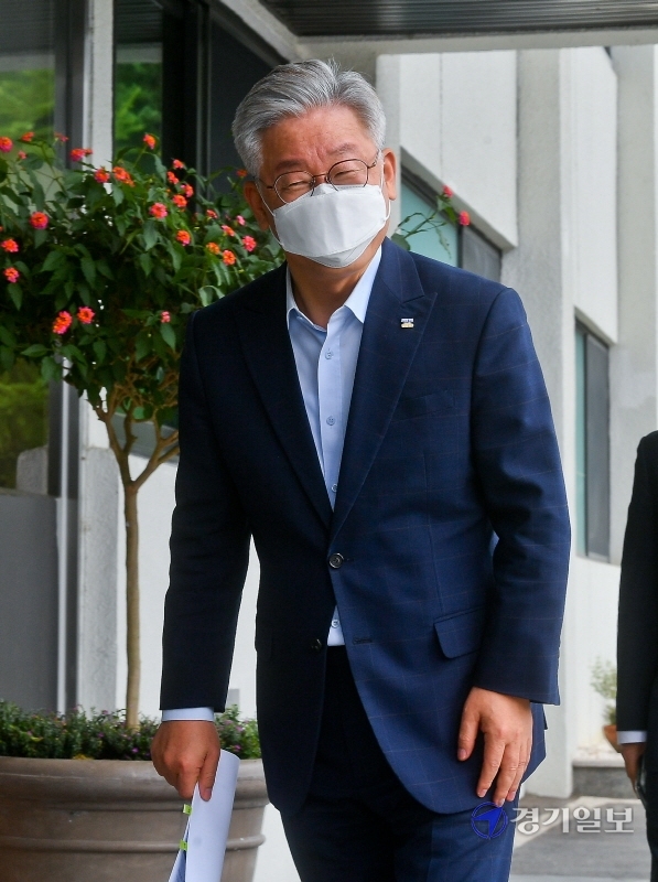 이재명 경기도지사의 지사직 유지가 결정되는 대법원 판결을 하루앞둔 15일 오후 이 지사가 외부일정을 마치고 경기도청으로 들어가고 있다. 윤원규기자