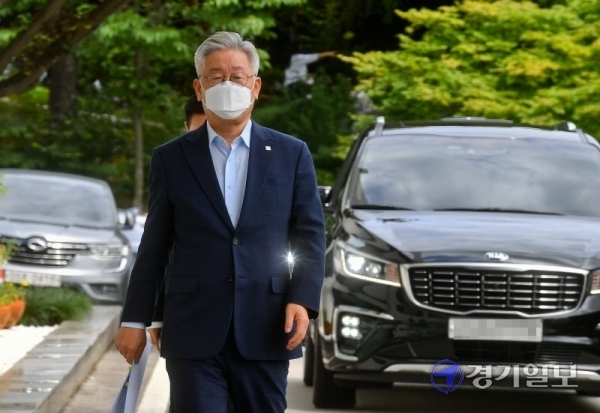 이재명 경기도지사의 지사직 유지가 결정되는 대법원 판결을 하루앞둔 15일 오후 이 지사가 외부일정을 마치고 경기도청으로 들어가고 있다. 윤원규기자