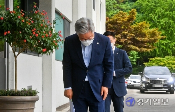 이재명 경기도지사의 지사직 유지가 결정되는 대법원 판결을 하루앞둔 15일 오후 이 지사가 외부일정을 마치고 경기도청으로 들어가고 있다. 윤원규기자