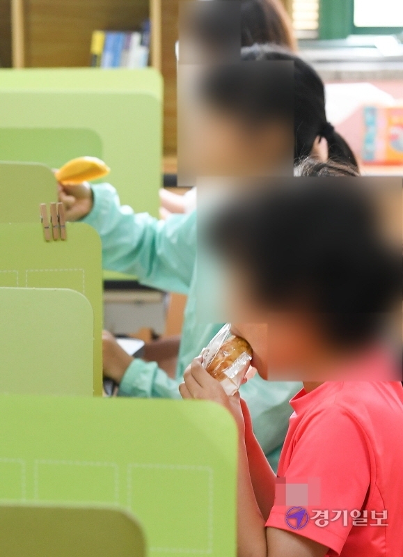 인천시 서구 이외에 부평, 강화군 지역에서도 수돗물 유충 신고가 접수돼 상수도 당국이 확인하고 있는 가운데 15일 서구의 한 초등학교 학생들이 대체급식인  빵과 과일을 먹고 있다. 장용준기자