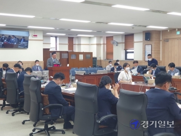 ▲ 15일 경기도의회 회의실에서 열린 도의회 문화체육관광위원회 업무보고에서 이원성 경기도체육회장이 의원들의 질의에 답하고 있다.김경수기자