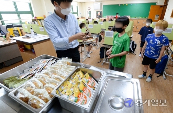 인천시 서구 이외에 부평, 강화군 지역에서도 수돗물 유충 신고가 접수돼 상수도 당국이 확인하고 있는 가운데 15일 서구의 한 초등학교 교사가 학생들에게  빵을 비롯한 대체급식을 나눠주고 있다. 장용준기자