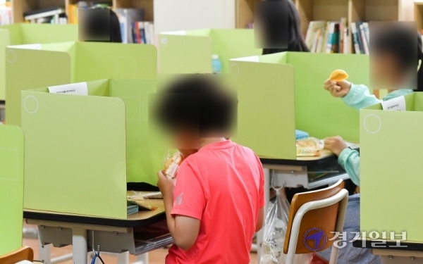 인천시 서구 이외에 부평, 강화군 지역에서도 수돗물 유충 신고가 접수돼 상수도 당국이 확인하고 있는 가운데 15일 서구의 한 초등학교 학생들이 대체급식인  빵과 과일을 먹고 있다. 장용준기자