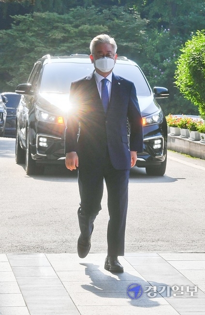 이재명 경기도지사의 '친형 강제입원'과 관련 허위사실 공표 혐의 대법원 선고일인 16일 오전 이 지사가 경기도청으로 출근하고 있다. 윤원규 기자