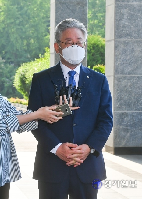 이재명 경기도지사의 '친형 강제입원'과 관련 허위사실 공표 혐의 대법원 선고일인 16일 오전 이 지사가 경기도청으로 출근하고 있다. 윤원규 기자
