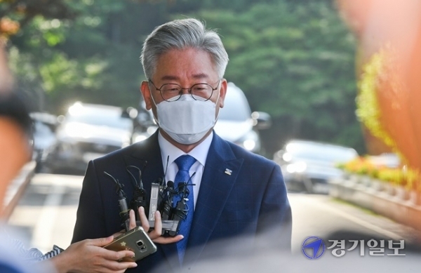 이재명 경기도지사의 '친형 강제입원'과 관련 허위사실 공표 혐의 대법원 선고일인 16일 오전 이 지사가 경기도청으로 출근하고 있다. 윤원규 기자