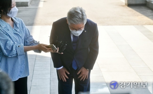 이재명 경기도지사의 '친형 강제입원'과 관련 허위사실 공표 혐의 대법원 선고일인 16일 오전 이 지사가 경기도청으로 출근하고 있다. 윤원규 기자