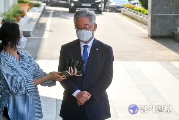 이재명 경기도지사의 '친형 강제입원'과 관련 허위사실 공표 혐의 대법원 선고일인 16일 오전 이 지사가 경기도청으로 출근하고 있다. 윤원규 기자