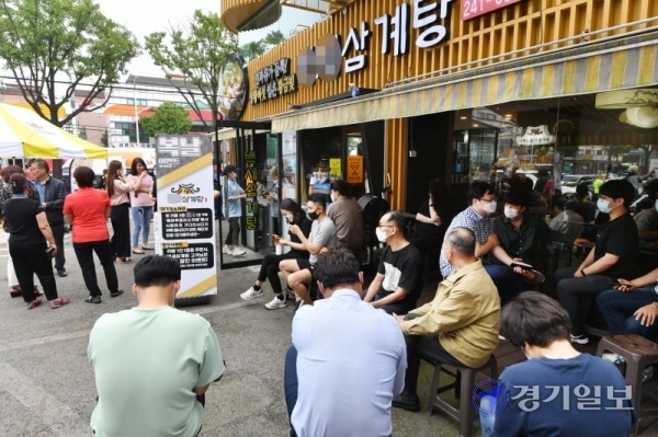 절기상 초복인 16일 오후 수원시내 한 삼계탕집 앞이 삼계탕을 먹기위해 순서를 기다리는 시민들로 붐비고 있다. 김시범기자
