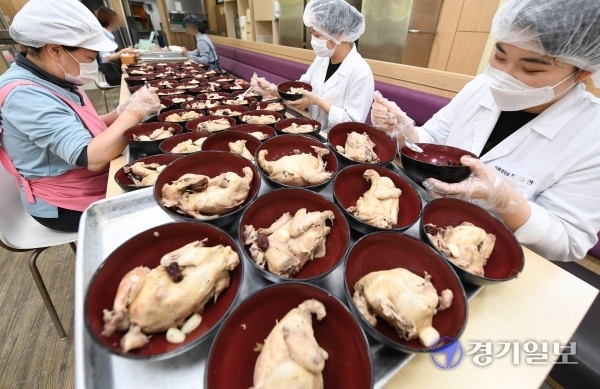 절기상 초복인 16일 오전 인천적십자병원 구내식당 영양사들이 의료진들과 환자에게 대접할 삼계탕을 정성스레 만들고 있다. 장용준기자