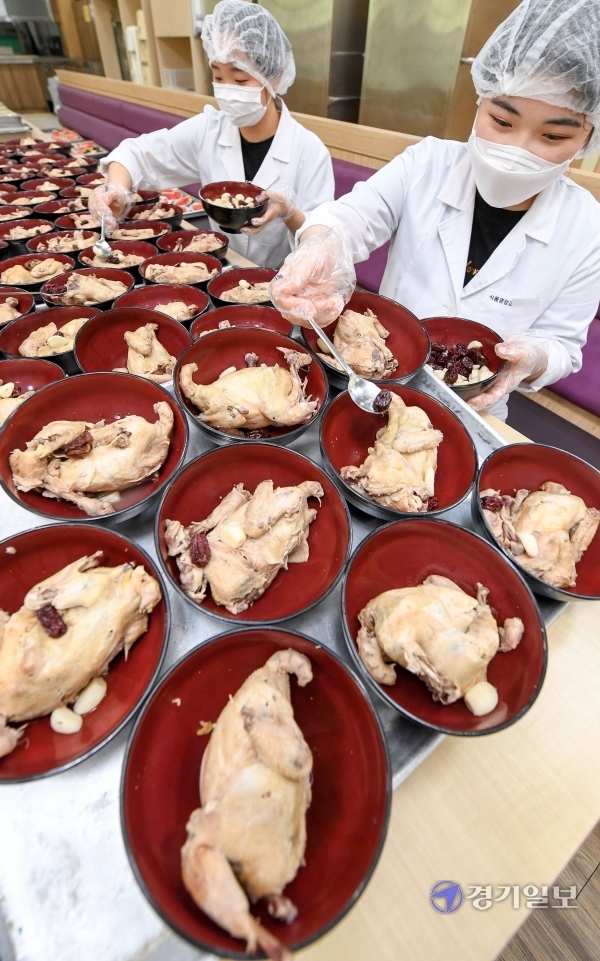 절기상 초복인 16일 오전 인천적십자병원 구내식당 영양사들이 의료진들과 환자에게 대접할 삼계탕을 정성스레 만들고 있다. 장용준기자