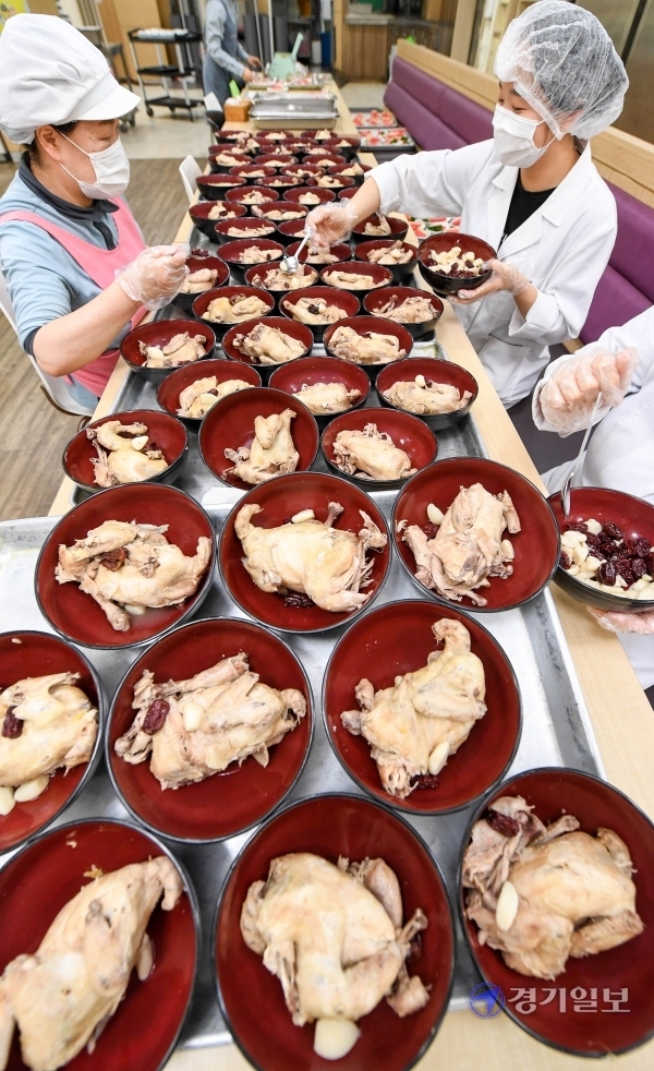 절기상 초복인 16일 오전 인천적십자병원 구내식당 영양사들이 의료진들과 환자에게 대접할 삼계탕을 정성스레 만들고 있다. 장용준기자