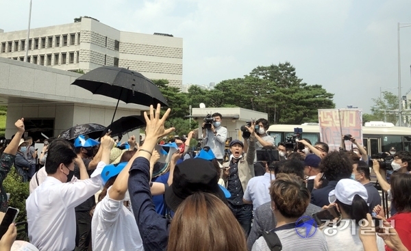 16일 이재명 경기도지사의 지지자들이 대법원의 무죄 선고에 환호하고 있다. 장희준기자