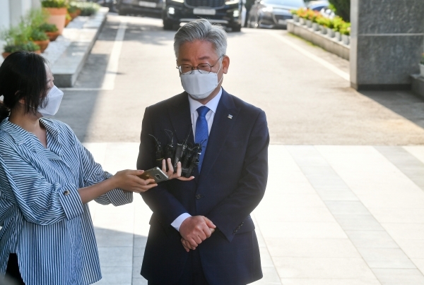 이재명 경기도지사의 '친형 강제입원'과 관련 허위사실 공표 혐의 대법원 선고일인 16일 오전 이 지사가 경기도청으로 출근하고 있다. 윤원규기자