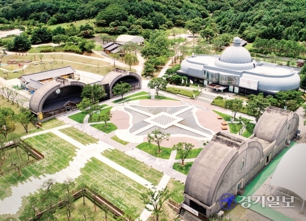 조선시대 500년간 왕실용 도자기를 생산했던 관요가 자리했던 경기도 광주에건립된 경기도자박물관은 관요는 물론 경기도에 소재하는 초기청자 및 백자에서부터 근현대 도자에 이르기까지 관련한 유무형 자료의 수집, 보존, 연구, 전시를 목적으로 건립되었다. 경기도자박물관 전경. 윤원규 기자