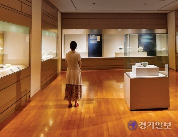 2층 상설전시실은 고려청자부터 조선의 분청과 백자의 변천과정을 살펴보고,이를 통해 한국의 역사와 전통을 담아낸 도자기의 발전 과정을 엿볼 수 있다.윤원규 기자